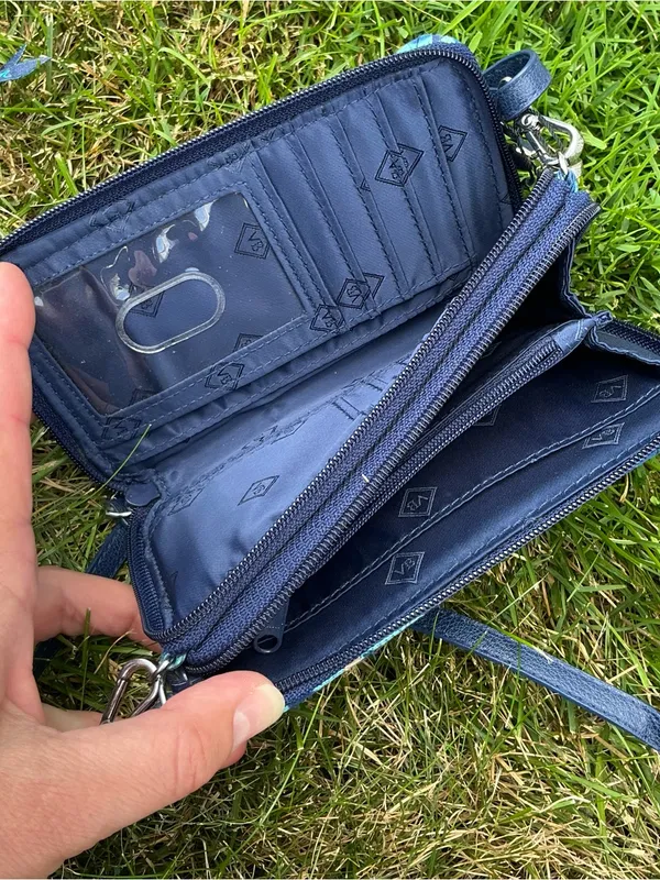 Quilted Vera Bradley travel organizer and wallet set 💙💙 - Image 11