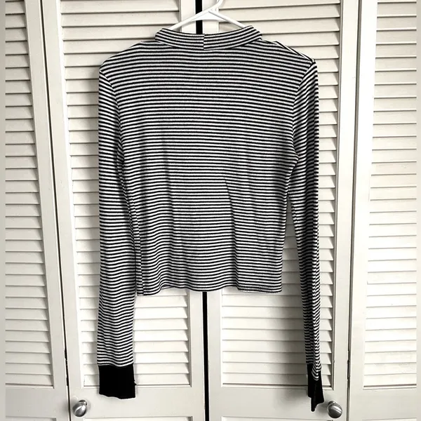 Urban Outfitters Black & White Long Sleeve Mockneck Crop Medium - Image 2