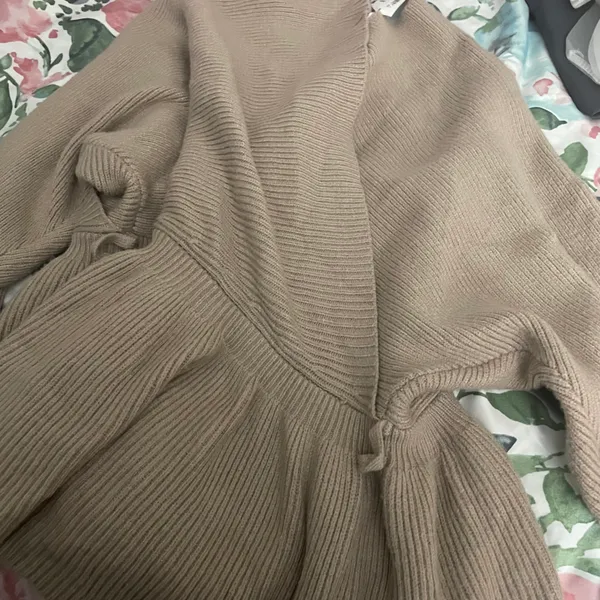 Revolve NWT Lascana Wrap Look V-Neck Sweater in beige. Size Medium *Does not come with belt - Image 8