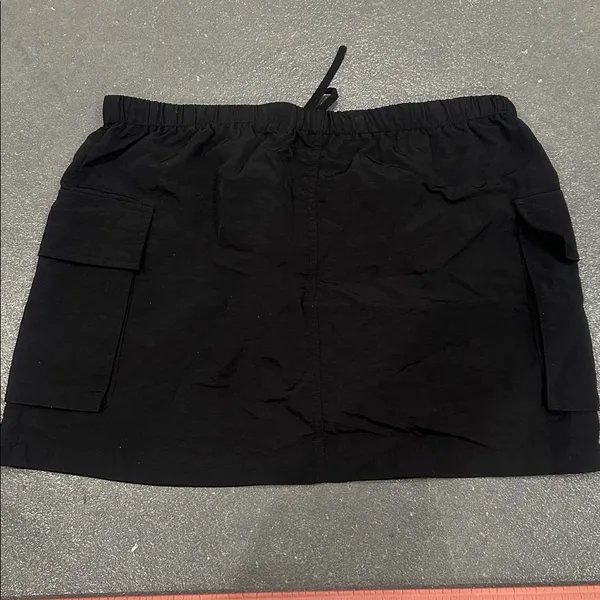 Black Mini Cargo Skirt with Pockets Size L - Image 2
