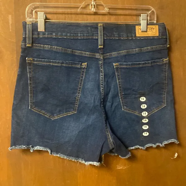 Classic Levis Signature Blue Jean Shorts for Women size 14 - Image 2