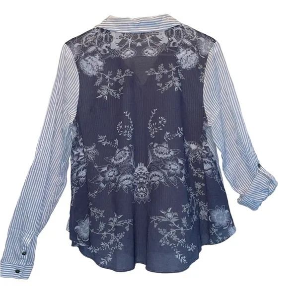 Free People Party in the Back Button Blouse Shirt size Small - Image 4