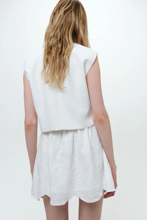 ZARA NWT white EMBROIDERED MINI SKIRT ZW COLLECTION. Size large - Image 4