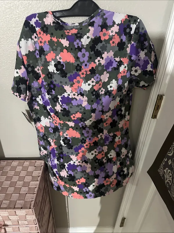 Dickies Women's Floral V-Neck Scrub Top in Purple, Pink, Black Sz S NWT - Image 2