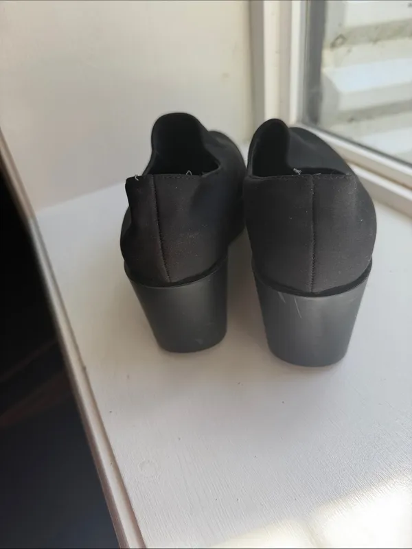 Donald J. Pliner Black Platform Slip-On Shoes - Image 4