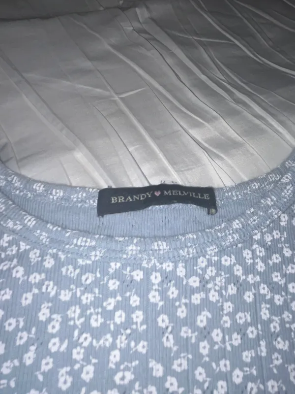 Brandy Melville Blue Floral Tee Shirt - Image 3