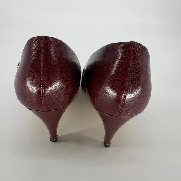 Vintage Etienne Aigner Pumps 8.5N Burgundy Leather Gold Medallion Pointed Toe - Image 4