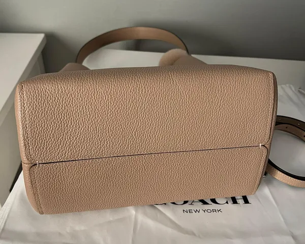 Bucket Bag And Matching Wallet - Image 8
