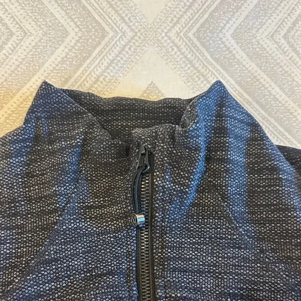 Lululemon Women’s Black and Gray Zip-Up Jacket/Sweatshirt - Size 6 - Image 2