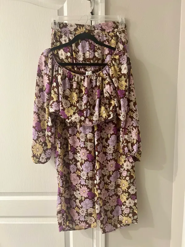 Le Lis Retro Floral Off-Shoulder Crop Top & Wide Leg Pants Two-Piece Set - Image 4