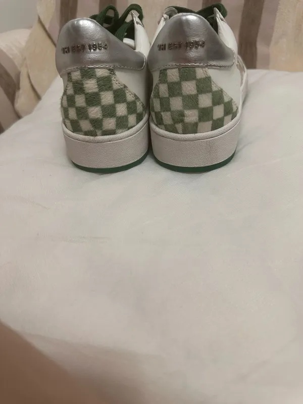 Suggested Title: Vintage Havana White Metallic Gold Star Green Laced Sneakers - Size [6) - Image 5