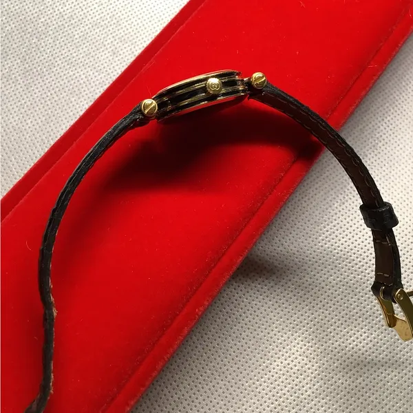 Super CUTE ladies GUCCI SHELLY LINE watch🌹🌹🌹 - Image 5