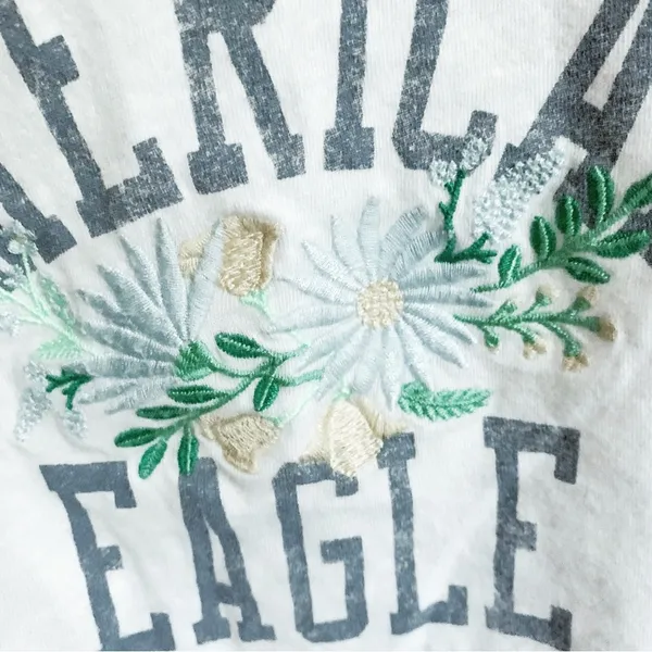 AMERICAN EAGLE OUTFITTERS Logo Floral Embroidered Crop Tee M - Image 4