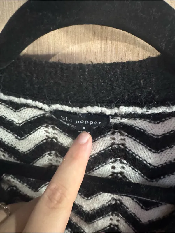 Women’s Blu Pepper Black & White Chevron Button-Front Cardigan Size Small - Image 3