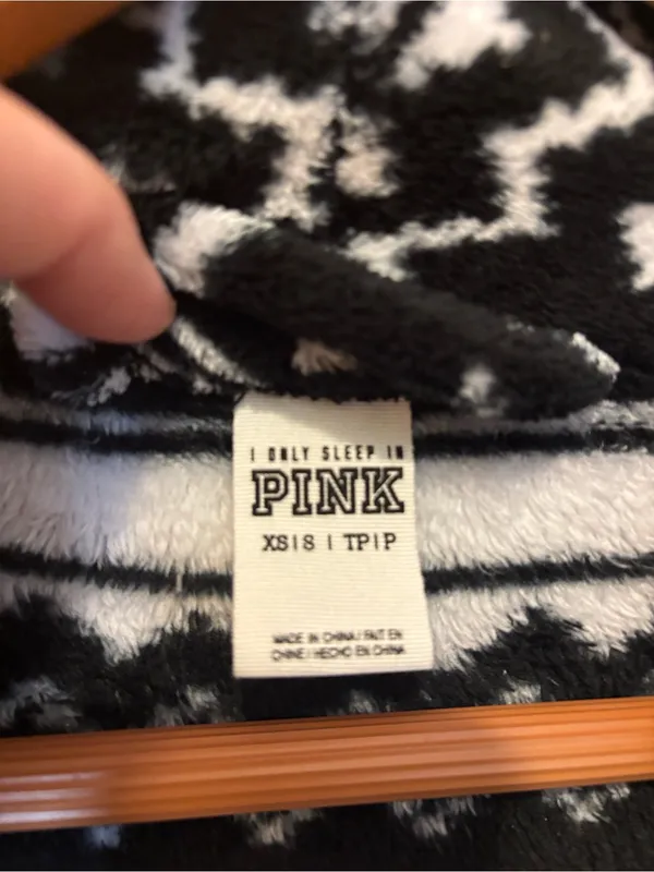 PINK Victoria’s Secret Black & White Snowflake Fleece Robe - Size XS/S - Image 3