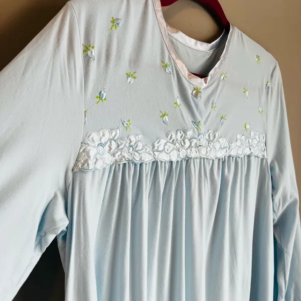 Schrank Vintage Light Blue Embroidered Nightgown Size Large Satin Trim - Image 4