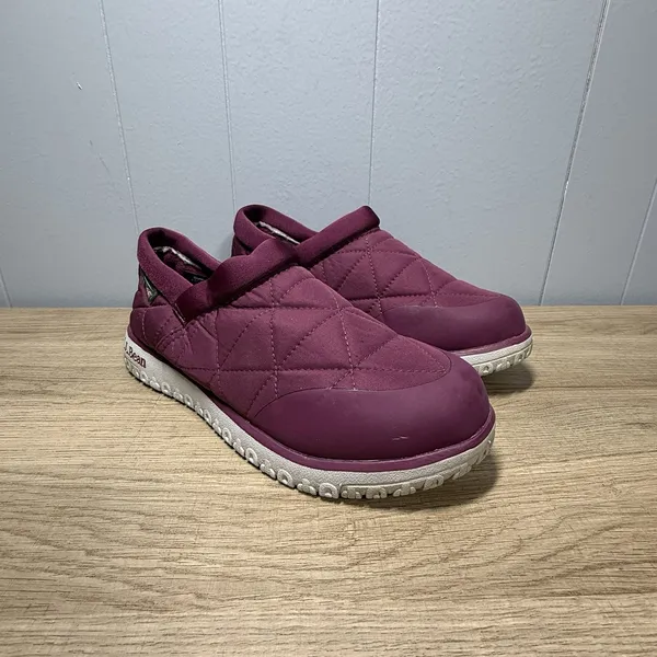 L.L. Bean‎ Quilted Ultralight Primaloft Waterproof Slip-On Shoes Berry Size 6 - Image 3