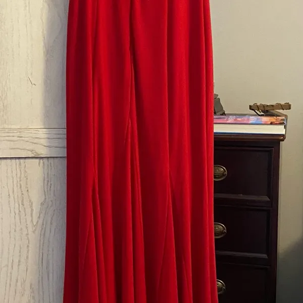 Gorgeous red full length formal gown size 1/2. Built in bra. - Image 3