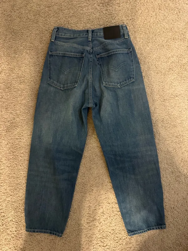 NWOT Levi Barrel Jeans - Image 7