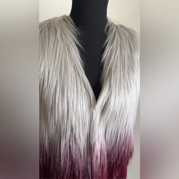 Lisa Rinna Collection Faux Fur Ombré Vest Size Medium. Silver/ maroon - Image 4
