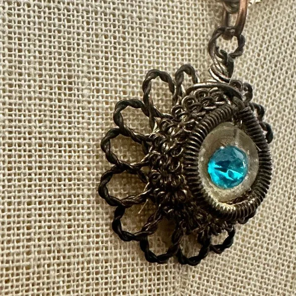 Filigree flower vintage pendant necklace - Image 5