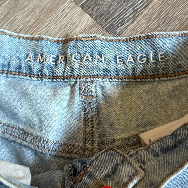 American Eagle Light Wash Pleated Cuffed Mom Shorts Size 4 - Image 2