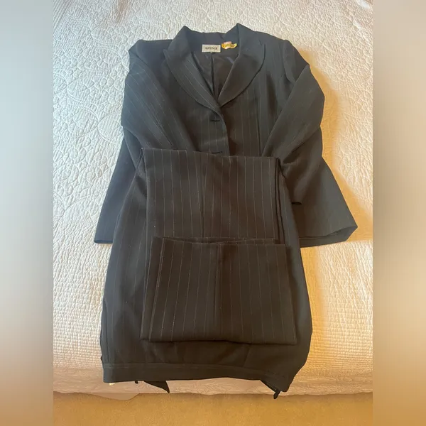 Elegant Pinstripe Blazer in Charcoal - Image 3