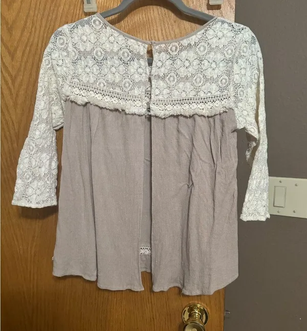 Brownish mauve color Umgee blouse open back size small lace top. - Image 3