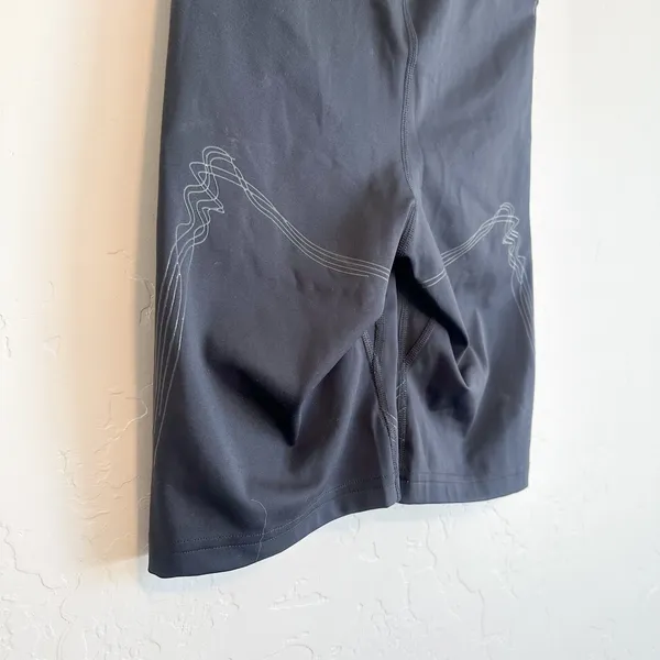 Gymshark | Compression Reflective High Waisted Cycling Biker Shorts‎ in Black - Image 4