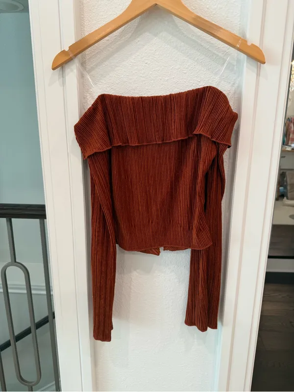 Le Lis Rust Ribbed Velvet Off Shoulder Long Sleeve Top NWT Medium - Image 4