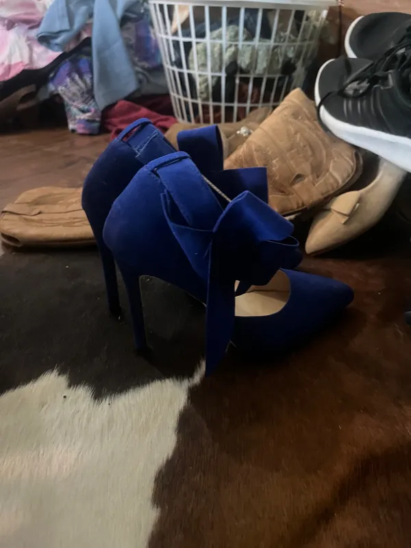 Blue suede heels with bow detail - Image 3