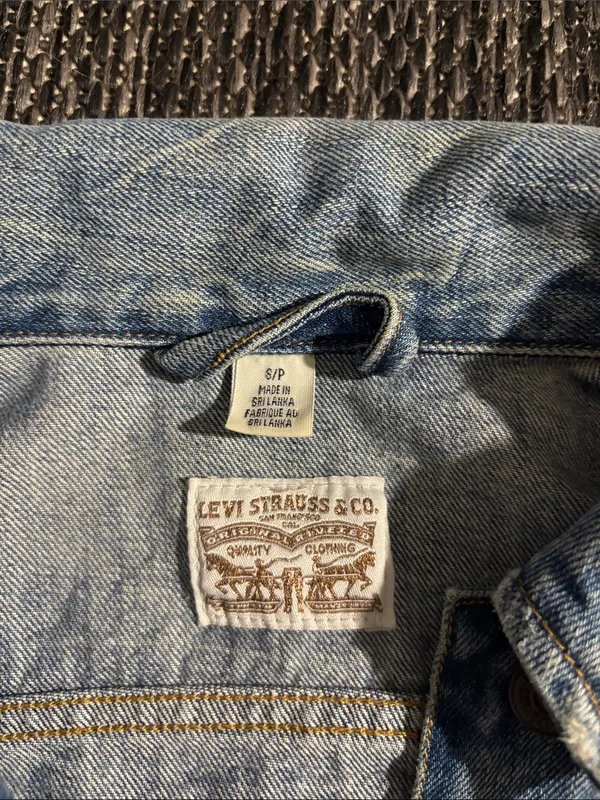 Levi’s Trucker Denim Jacket Light Wash Size Small - Image 4