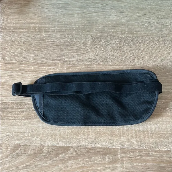 Black RFID Belt Bag with Streamlined Design for Everyday Use - Image 4