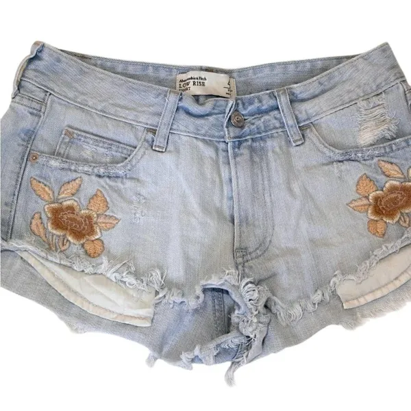 #66 Abercrombie & Fitch Low Rise Shorts - Image 3