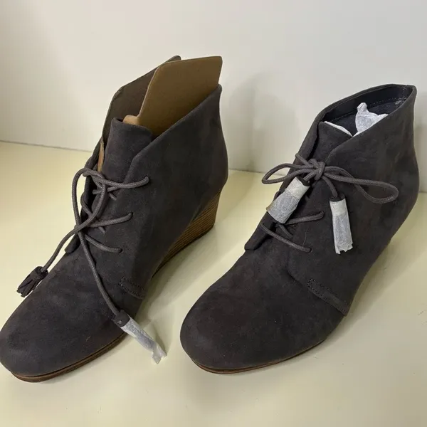 New without box - Dr.Scholls Gray Suede Ankle Boots - 8.5 - Image 2