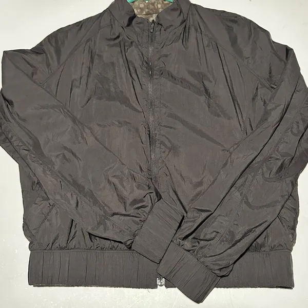 Lululemon Bombs Away Black / Olive Green Camo Print Reversible Zip Jacket Sz 6 - Image 3