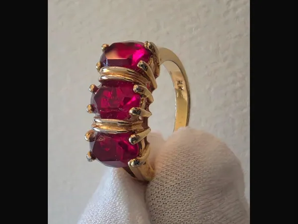 Vintage 3 Ruby tone Stone 18k Overlay HK stamped Ring | 7.5 17.7mm Gold - Image 3