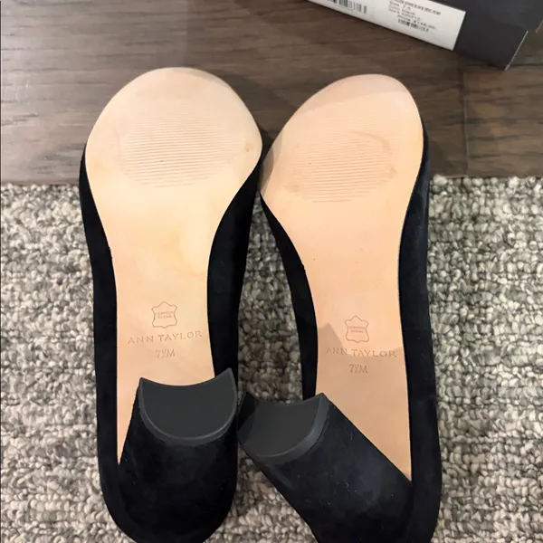 New In Box Ann Taylor Black Suede Annalise Stone Block Heel Pump Sz 7.5 - Image 5