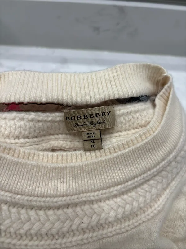 Burberry 100% cashmere sweater fits more like a Medium/large - Image 4