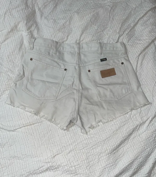 Wrangler shorts size 28 - Image 2
