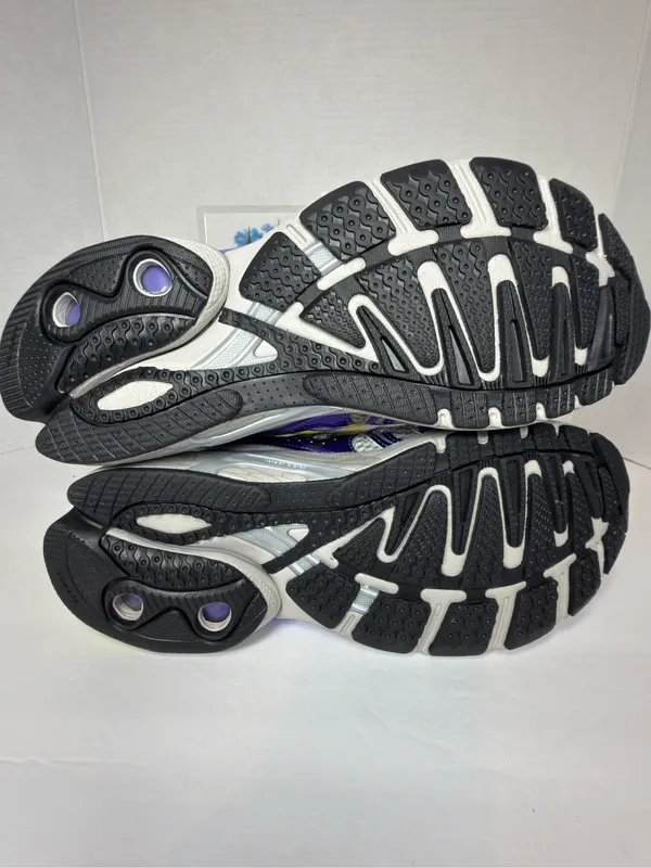 Women’s Adidas Adistar Control 5 size 6W - Image 4