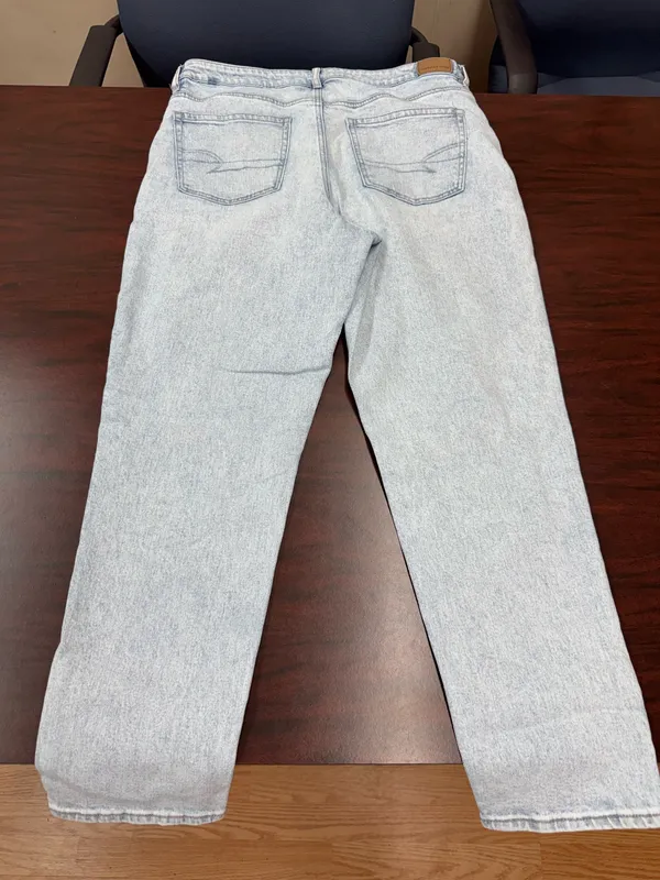 American Eagle Strigid Light Wash Mom Jeans Size 14 - Image 3