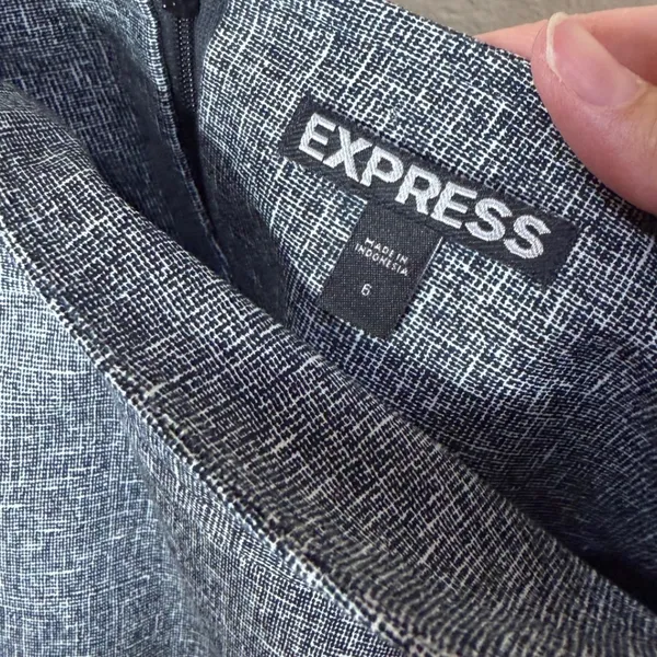 Express Gray Mini Skirt‎ Womens Size 6 Lined Back Zip - Image 2