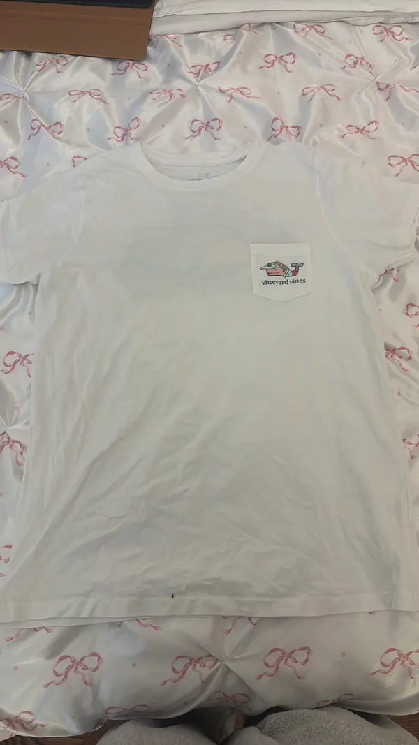 White vineyard vines T-shirt with designs - Image 3