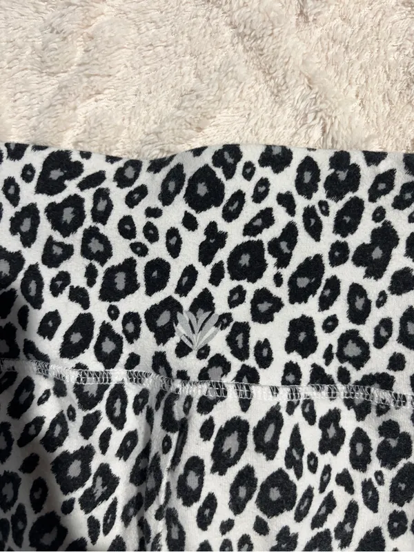 Forever 21 bike shorts xsmall - Image 4