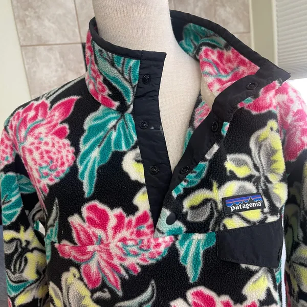 Patagonia Synchilla Snap-T Floral Fleece Pullover Mondays Black size sm Womens - Image 3