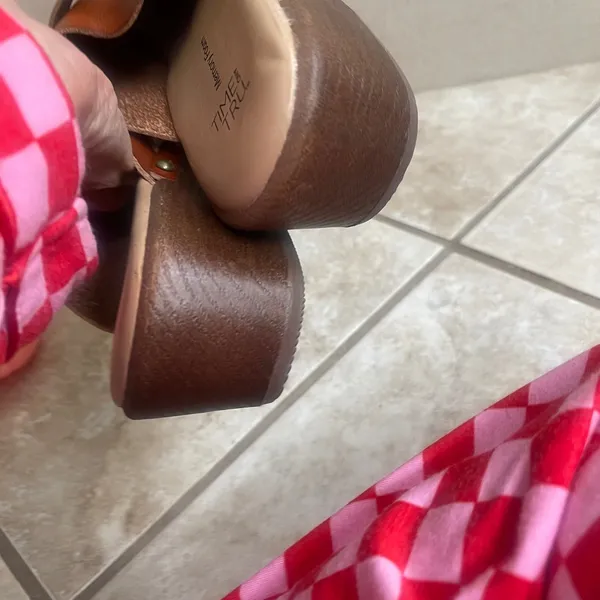 Time and Tru Womens Cognac Brown Studded Memory Foam Clogs Mules used 1x Size 9 - Image 4