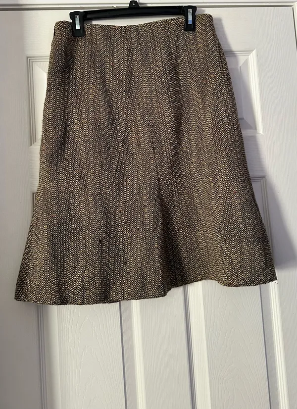 Oscar de la Renta Tweed Jacket & Skirt Set are a size 6. - Image 6