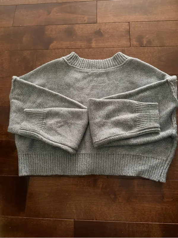 GARAGE Light Gray V-Neck Two-Button Cardigan Size Small - Image 4
