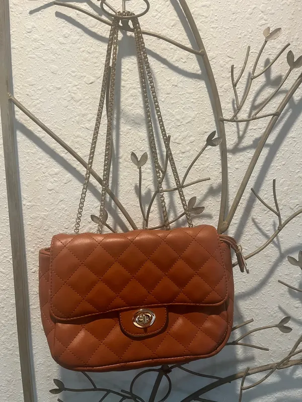 Brown quilted purse with gold hardware - Image 2